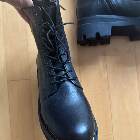 New with tags- Sam Edelman lug boots size 9 - Picture 2 of 4